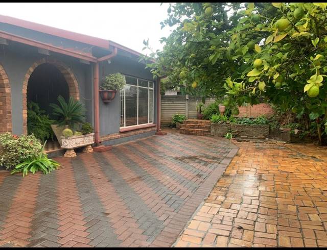 4 BEDROOM HOUSE FOR SALE IN VANDERBIJLPARK CE 2